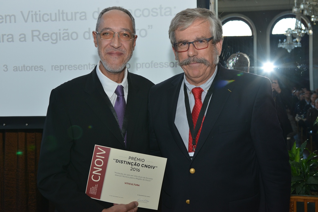Coletivo de mais de 3 autores, representados pelo Prof. Doutor. Tomás Figueiredo, recebe prémio Viticultura