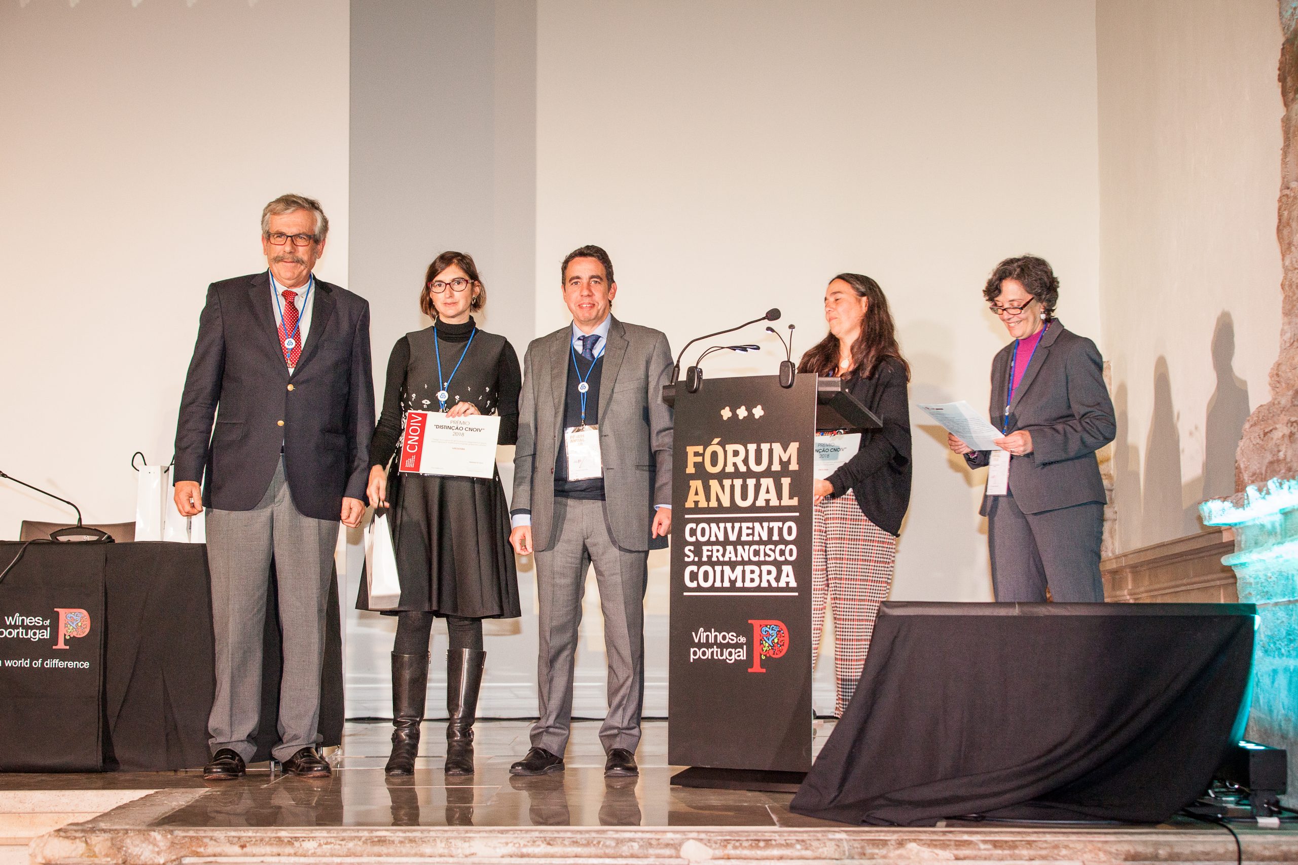 Coletivo de 5 autores do Instituto Superior de Agronomia, representados pela Dra. Luísa Carvalho, recebe prémio Viticultura
