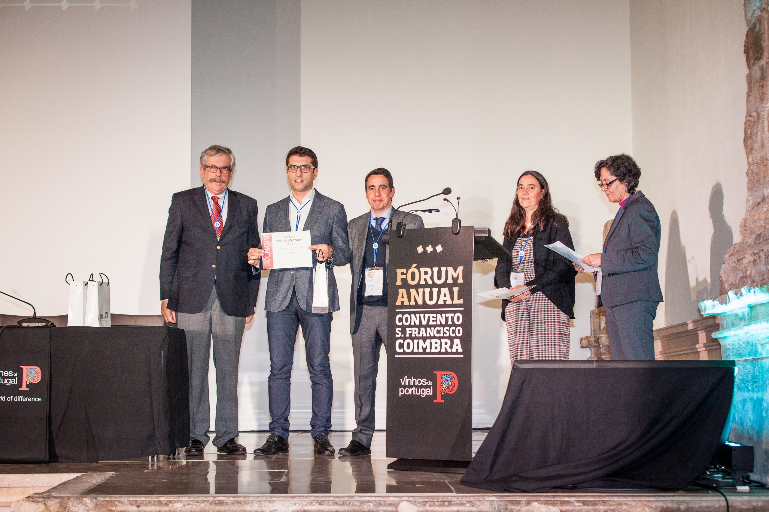 Coletivo de 9 autores da Sogrape & WATGRID Lda,representado pelo Dr. Rogério Nogueira, recebe prémio Enologia